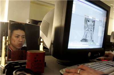 在大批中國移民為基礎下，中國動畫電影正積極進軍日本。圖為中國杭州浙江中南動畫影片公司中的一位中國藝術家正在編寫動畫場景，資料照片。(AP/達志影像)