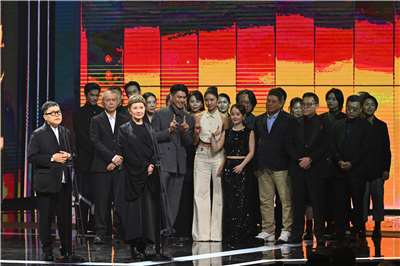 第62屆金馬獎最佳劇情片由陳玉勳執導的《大濛》摘下。圖為製作團隊上台領獎。(金馬執委會提供)