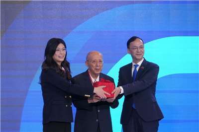 國民黨第22屆第1次全代會今天(1日)在台北市成功高中體育館舉行，在前黨主席吳伯雄監誓下，朱立倫正式把印信交接給新任黨主席鄭麗文。(趙婉淳 攝)