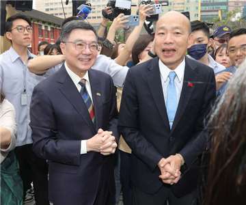 圖為立法院長韓國瑜（前右）與行政院長卓榮泰（前左）去年10月一同參加立法院附設托嬰中心萬聖節活動。 (圖：中央社檔案照)