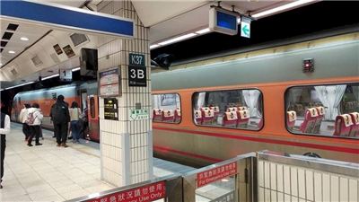 受颱風鳳凰影響，台鐵公司12日宣布多路段停駛。圖為台鐵月臺資料照。（劉玉秋 攝）