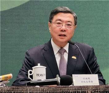 行政院長卓榮泰20日親上火線召開記者會，說明政院版《財政收支劃分法》。(鄭佑漢 攝)