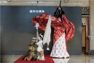 當代傳奇劇場2004年改編莎士比亞經典作品《暴風雨》，找來香港大導演徐克與奧斯卡美術設計葉錦添聯手打造，首演時掀起劇壇轟動與熱烈迴響。2025年底，這部經典再度重返舞台。(當代傳奇劇場提供)