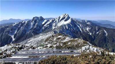 海拔高度3844.8公尺的玉山氣象站20日中午觀測到降雪，雪花落地即融化、無積雪。資料照。（氣象署提供）