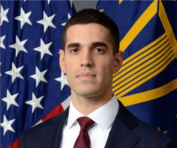 美國國防部負責政策的副次長提名人韋勒茲－葛林（Alexander Velez-Green）。(圖：美國國防部)