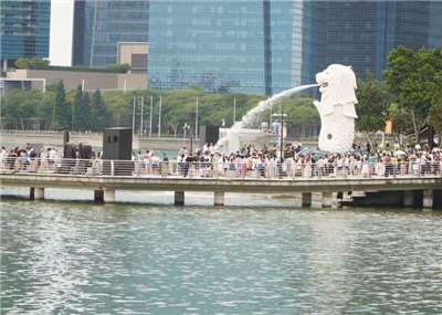 香港忙於政治清洗，新加坡正忙於金融清潔。圖為新加坡知名景點魚尾獅公園。示意圖。