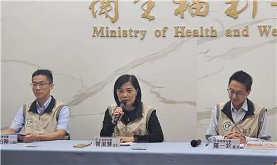 疾管署發言人曾淑慧(中)25日表示，我國腸病毒疫情處流行期且持續上升。(劉品希 攝)
