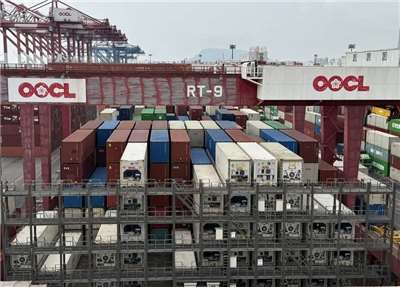 經濟部統計處20日公布10月外銷訂單693.7億美元，登史上次高紀錄。圖為高雄港內層層堆疊的貨櫃資料照。