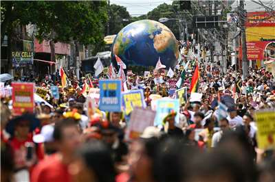 巴西數萬人15日在COP30場外示威，要求保護地球。 (AFP)