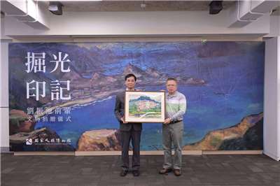 白色恐怖受難者劉振源前輩的家屬劉介光(右)，代表將文物捐贈予人權館。(人權館提供)