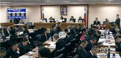 為聲援沈伯洋，民進黨立委王定宇等人19日在立法院外交及國防委員會提案，強調中共對我國國人皆無管轄權，我國屬民主國家，即便意識型態不同，人民人身安全及言論自由皆受中華民國憲法保障。(翻攝國會頻道)