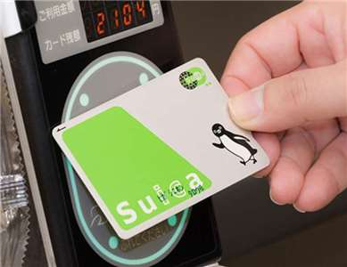 日本JR東日本交通卡Suica上的黑白相間企鵝是其著名的代表吉祥物。(圖:JR東日本官網)