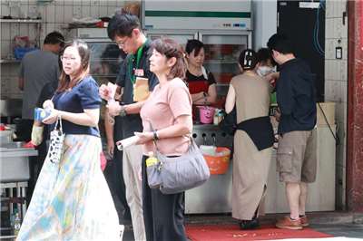 主計總處28日公布今年最新經濟成長率預測為7.37％，大幅上修2.92個百分點，創約15年來最高增幅。圖為台北市中正區民眾午餐時間外出購買餐食。