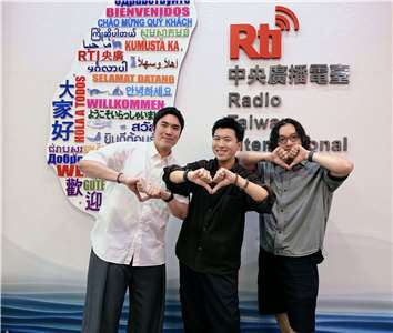 左至右：樂團同根生團長智博、主持人內克、樂團同根生鼓手DK