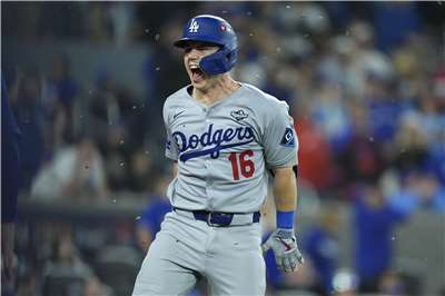 洛杉磯道奇隊捕手史密斯(Will Smith)( 圖)在2025年世界大賽第七場對多倫多藍鳥隊的比賽中，在延長賽第11局擊出全壘打後慶祝。(路透社/達志影像)
