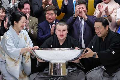 安青錦(前中)23日在日本大相撲九州賽事，擊敗來自蒙古的橫綱豐升龍，成為首位奪冠的烏克蘭力士，幾乎已確定晉升大關。