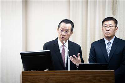 國防部長顧立雄(左)。(楊仁翔 攝)