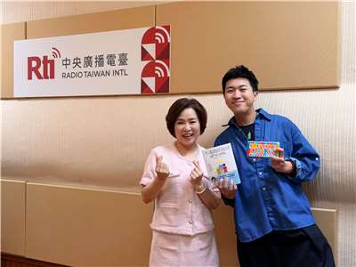 主持人內克與來賓阿娥姐（左）