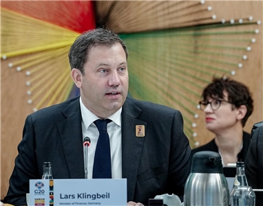 德國財政部長克林拜耳(Lars Klingbeil)(前)。資料照片。(圖：Lars Klingbeil臉書)