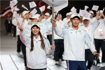 東京聽奧開幕式台灣代表團由林家文、鄒少宇掌旗進場。（運動部提供）
