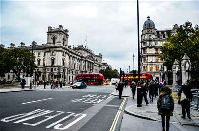英國政府27日公布數據顯示，截至今年6月，英國過去一年來的淨移民人數已降至20萬4000人，較前一年減少約三分之二，並延續當局緊縮移民政策以來的下降趨勢。圖為英國街景。(圖：Unsplash)
