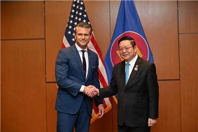 美國國防部長赫格塞斯(Pete Hegseth，左)1日出席東協(ASEAN)防長會議。圖為赫格塞斯與東協秘書長Kao Kim Hourn(右)合影。(X@ASEAN)
