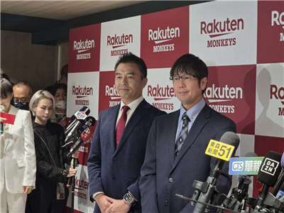 今年球季樂天桃猿風波不斷，現任樂天亞太區執行長葛城崇(右)與日本東北樂天金鷲隊社長兼執行長森井誠之(左)24日現身台北召開記者會，除宣布人事異動，春訓前也會全面改善伙食、住宿。(江昭倫 攝)