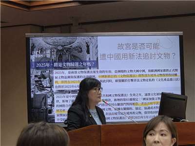 民進黨立委伍麗華6日在立法院教委員會質詢故宮院長蕭宗煌，指中國今年三月通過《中華人民共和國文物保護法》追討流失境外文物，關切故宮文物是否會遭中國以新法追討。(江昭倫 攝)