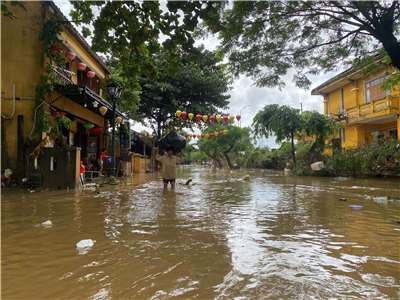越南中部地區10月底以來遭遇暴雨襲擊釀成洪災，街道化作河道。 