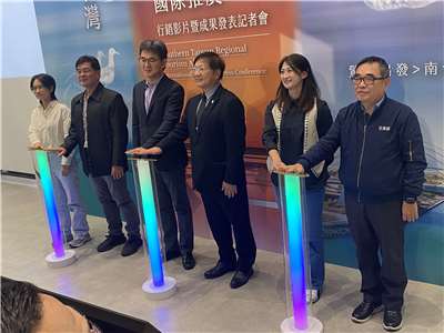 觀光署雲嘉南風管處長徐振能(中右)20日攜手西拉雅、茂林與大鵬灣風景區管理處長，在立委劉建國(中左)見證下，攜手啟動「南區觀光圈」國際行銷活動。(吳琍君攝)