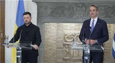 烏克蘭總統澤倫斯基(左)16日抵達雅典，並與希臘總理米佐塔基斯等人會面。(FB@zelenskyy.official)