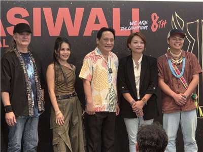 原民會主委曾智勇(中)17日在記者會上宣告2025「Taiwan PASIWALI Festival」將於12月13日、14日在台東舉行，由阿布絲(左二)打頭陣。今年也首度舉辦活動主題曲，金獎王湘芸(右二)、銀獎偺荖．加麓(左一)與評審團特別獎得主張杰(右一)出席領獎。(江昭倫 攝)