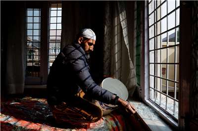 印度控制的克什米爾地區一座警察局14日發生大爆炸，鄰近的住宅窗戶也寫震碎。