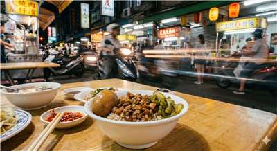 台灣滷肉飯將豬肉「多元性」處理，滷肉要切成碎丁燉煮，物盡其用，保留肥肉，但每一個肉丁都要有油有肥肉瘦肉！(AI生成)