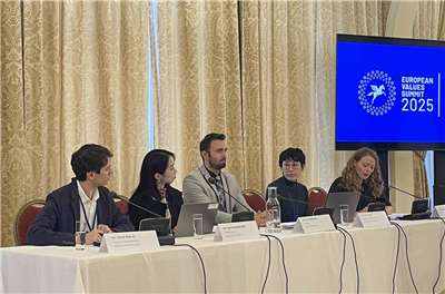 Rti央廣顧問李明俐(右2)出席布拉格歐洲價值高峰會。(Rti)