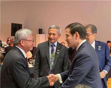 行政院政委兼國科會主委吳誠文(左)與美國國務卿盧比歐(右)在APEC部長會議歡迎晚宴見面交流。(APEC台灣代表團提供)