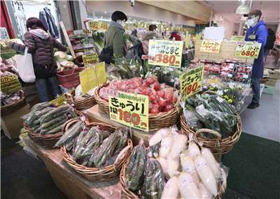 日本21日通過了一項大規模的經濟振興方案，旨在減輕通貨膨脹對家庭和企業造成的負擔。圖為日本超市資料照。(美聯社/達志影像)