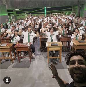 法國YouTuber「酷」製作的YouTube節目《中文怪物》，邀請100位在台外國人比賽中文程度，首播掀起討論話題，累積超過百萬點閱率。（IG@kudream）