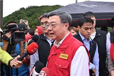 行政院長卓榮泰12日下午前往宜蘭蘇澳視察颱風災情。(圖：行政院提供)