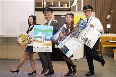 遠東商銀繼自行車專用道、永續旅遊景點等主題後，今年以《搭火車遊寶島》為主題，持續倡議低碳旅遊。左二為遠銀總經理周添財。(圖/遠銀提供)