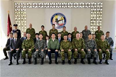 日本防衛大臣小泉進次郎今天（23日）訪問沖繩縣與那國町，視察陸上自衛隊與那國駐屯地。(X@shinjirokoiz)