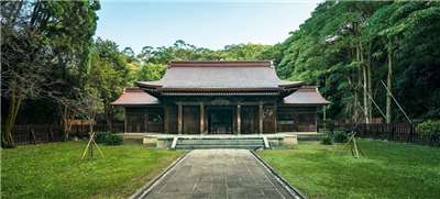 花蓮馬太鞍溪堰塞湖溢流釀災，桃園市挖土機行老闆林鴻森救災時受傷，引發敗血症死亡，內政部4日表示，依褒揚條例、忠烈祠祀辦法規定，已同意入祀桃園忠烈祠。圖為桃園忠烈祠。 (圖擷自travel.tycg.gov.tw)