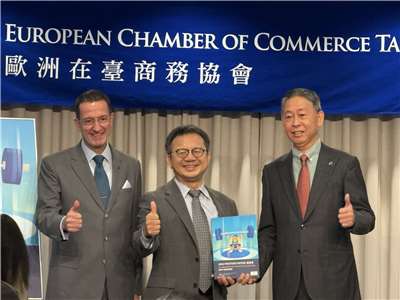 歐洲商會發布「2026年建議書」，由國發會副主委詹方冠(中)代表政府接下建議書。(謝佳興 攝)