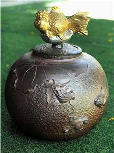 葉志誠作品《悠遊金如玉》    43×43×49公分  陶、金箔、木   本照片轉載自彰化縣文化局官網