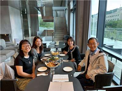 溫馨慶功，謝謝江大哥招待(前左是客家一妹沁樺，後左是金鐘得主品貝)