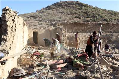 阿富汗塔利班政府25日表示，巴基斯坦在邊境地區發動空襲，造成10人喪生。圖為居民正在清理空襲後瓦礫。(AFP)
