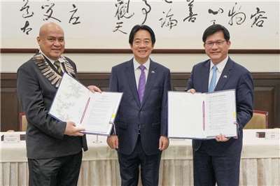 吐瓦魯總理戴斐立(Feleti Teo)(左一)訪台期間，在賴清德總統(左二)見證下，與外交部長林佳龍(右一)簽署「臺吐團結共榮條約」。(外交部提供)