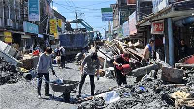 花蓮馬太鞍溪堰塞湖溢流重創光復鄉，各地志工化身「鏟子超人」協助救災。(歐陽夢萍 攝)