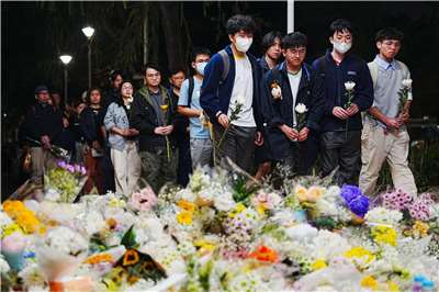 香港宏福苑大火奪128命，悼念人龍綿延數百公尺。