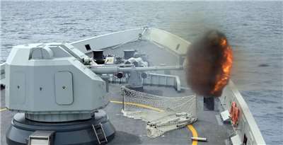 中國24日在山東劉公島海域進行實彈射擊。資料照。(翻攝微博)